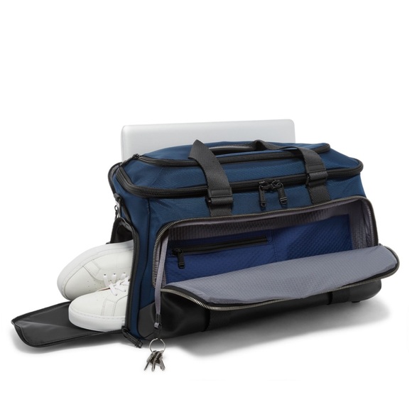 Tumi ALPHA BRAVO McCoy Gym Bag Navy & Black NWT EXCLUSIVE - Picture 3 of 7